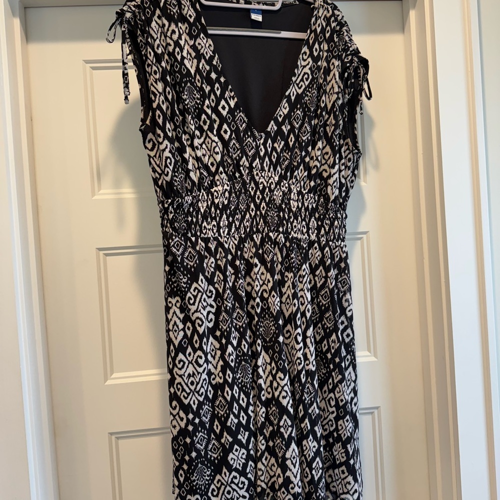 Old Navy Black and Cream Geometric Maxi Dress
